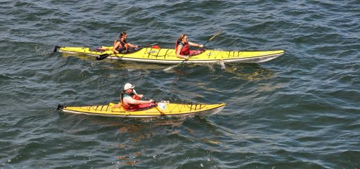 trois kayaks sur l'eau