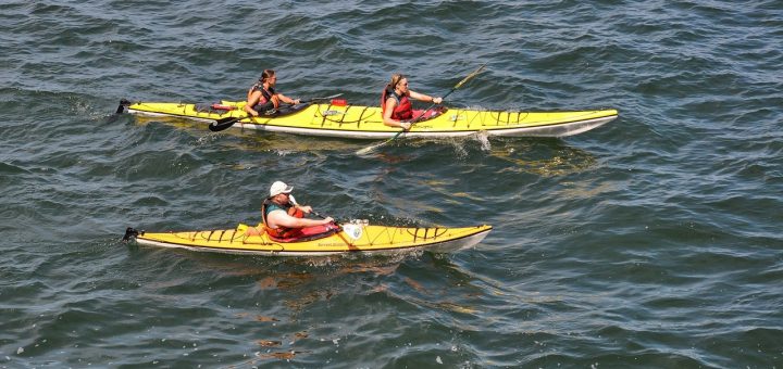 trois kayaks sur l'eau
