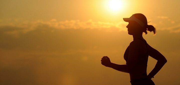 Une femme fait son footing