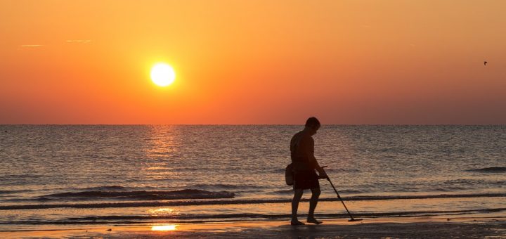 Une personne utilise un détecteur de métaux sur la plage