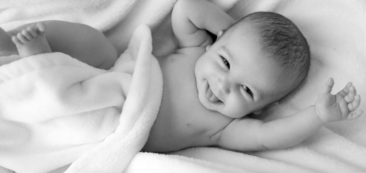 Bébé qui attend son porte-bébé physiologique